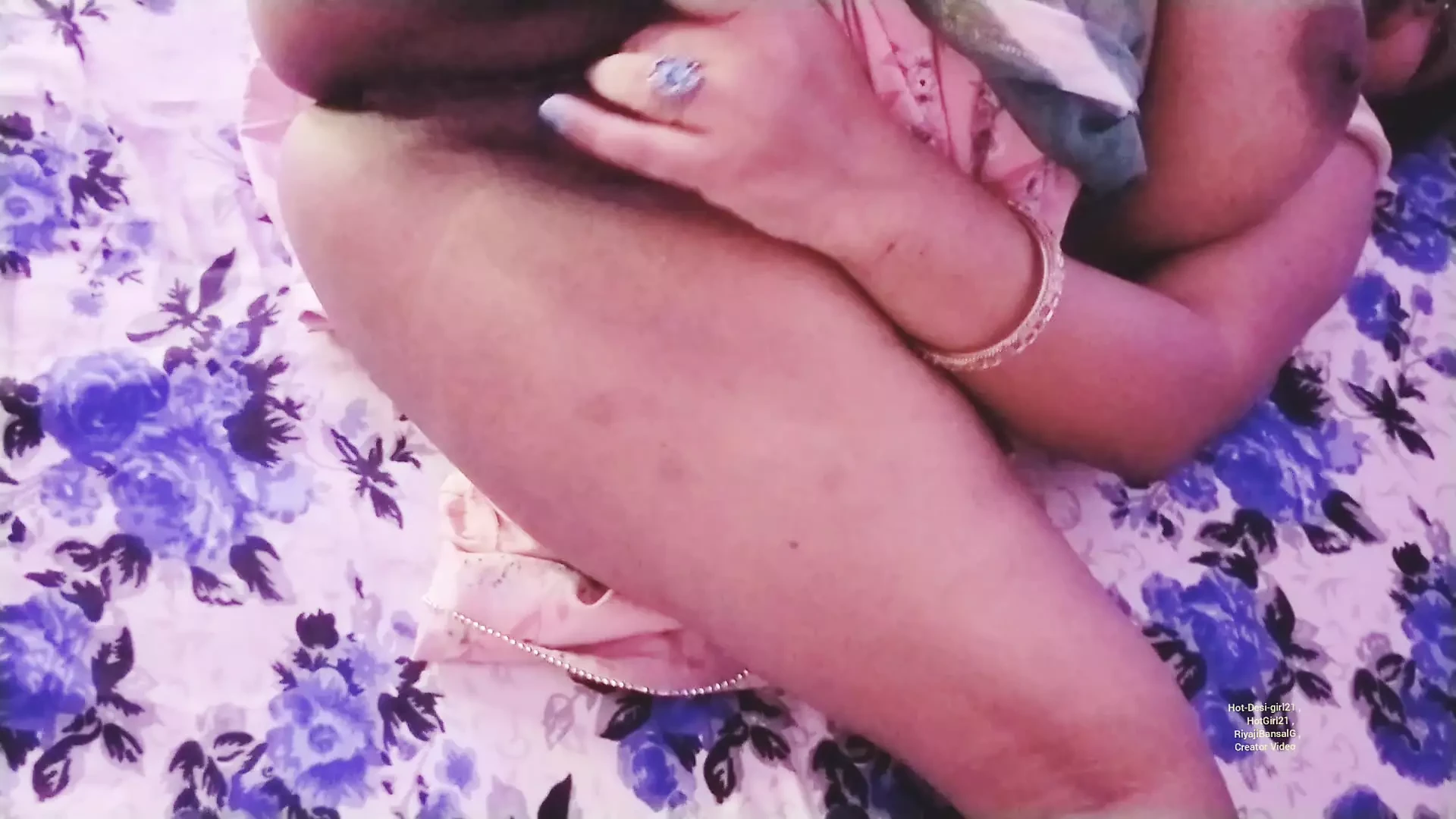 Una ragazza sexy, pazza per il sesso online, ha placato la sua sete di giovinezza sessuale con la domestica del suo vicino.