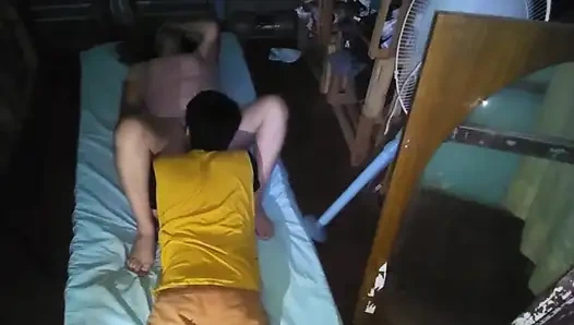 Aku lagi asik nyepong dan nyepong kontol sahabatku sendiri!