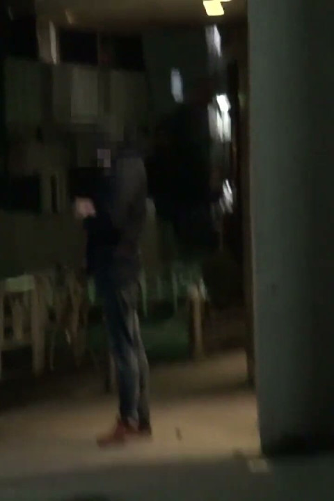 [ondergrondse seksdienst] Slanke, mooibenige full-body getatoeëerde cabaretgastvrouw biedt intense multi-shots