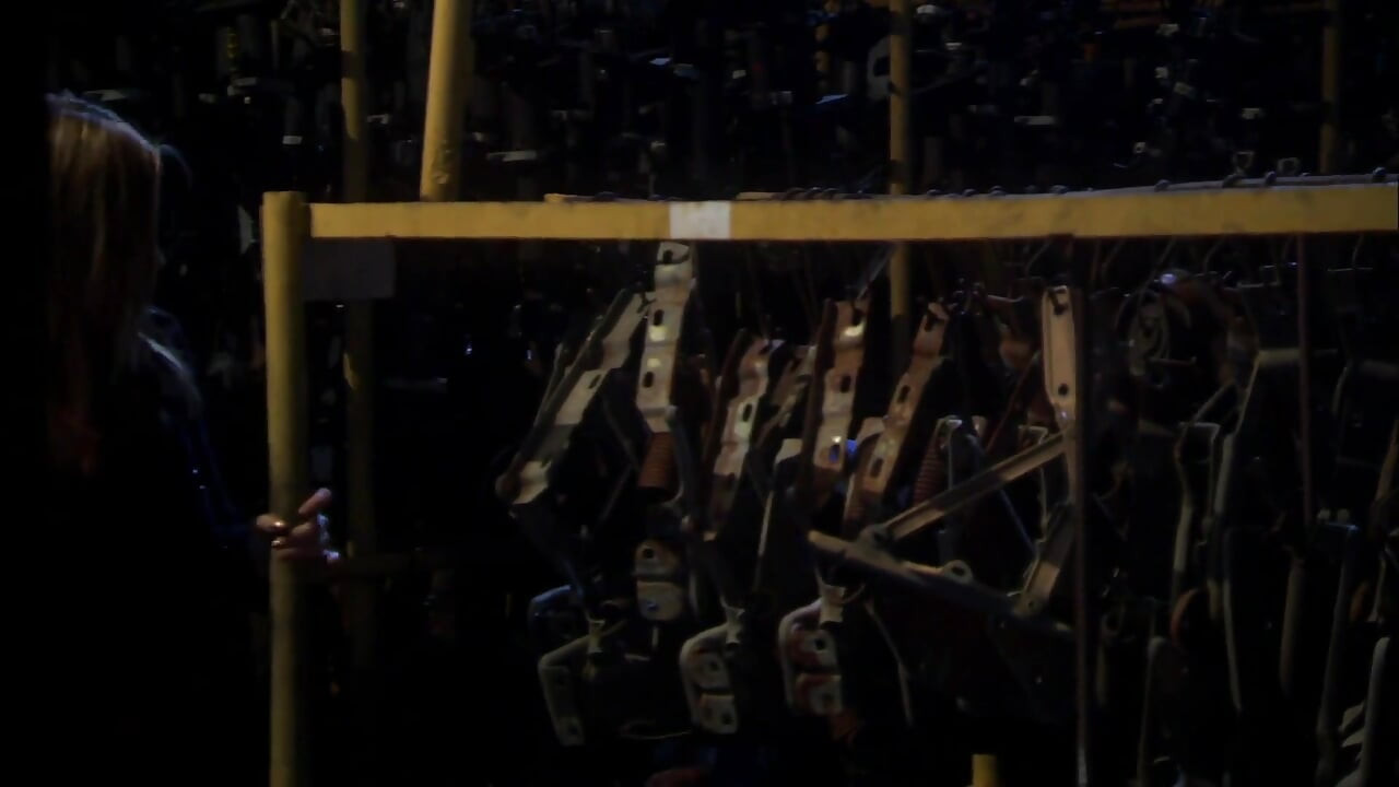 Awek panas dikongkek di garaj selepas menghisap batang besar mekanik