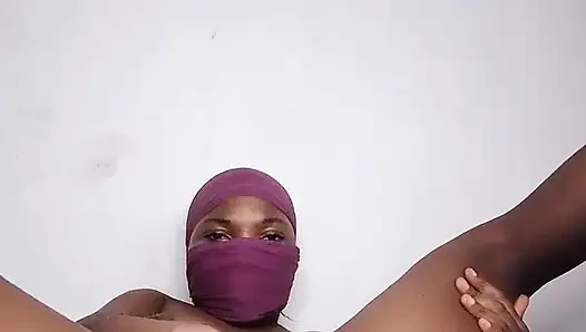 Aku lagi asik fingering itilku sampai klitorisnya menganga lebar