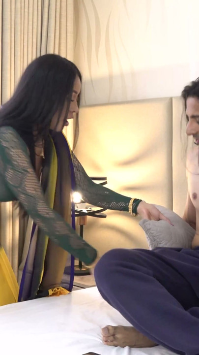 Mami Desi cu sâni mari se bucură de rimming și sex dur cu chiriașul | Clip 1
