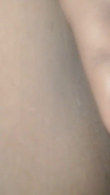 标志性的时刻来自“我很饥渴，我在厨房里手淫，而每个人都在工作”