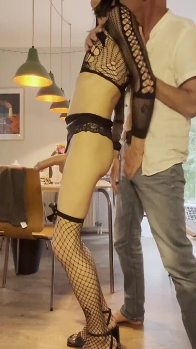 Ključni trenutak iz "Tgirl Riley analno iskorištena i zadovoljena na prvom spoju"