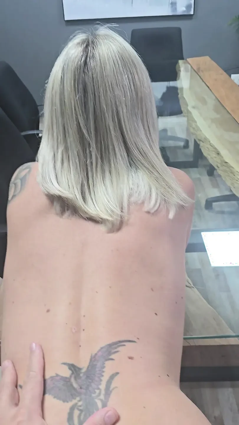 老板在他的办公室操我，并在董事会房间里把他的球射在我的屁股上