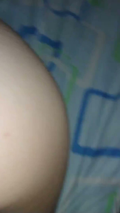 그는 이복 동생을 몰래 따먹는다. 그는 그녀의 침대에 들어가 그녀를 기록하는 동안 그녀를 따먹어 | 클립 1