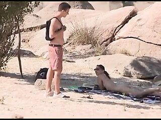 Ein Fremder verliebt sich am FKK-Strand in Jotades großen Schwanz