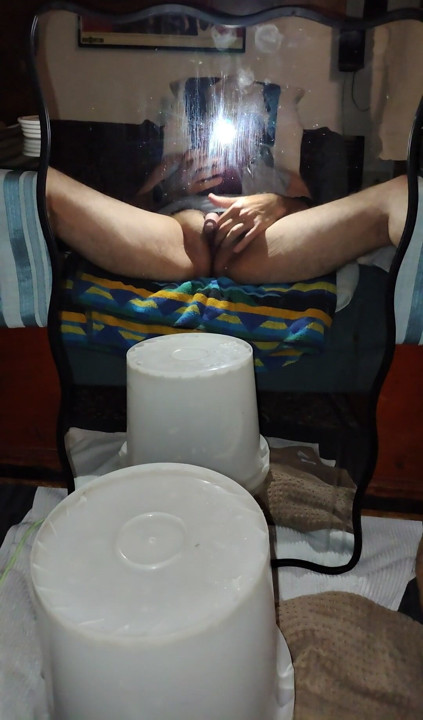 Kinky bottom popping out