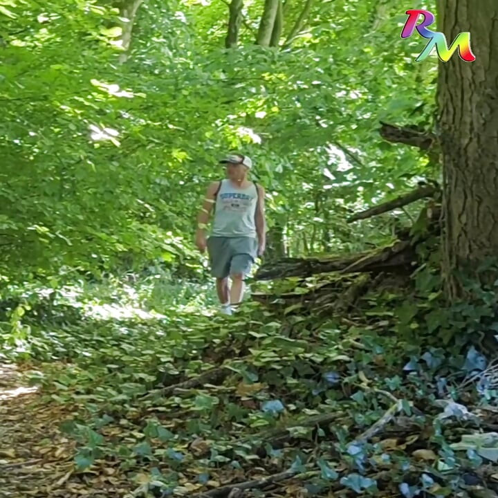 Risteilyt moottoritien liittymän lähellä olevassa metsässä... löydettiin hiljainen paikka riisuutua