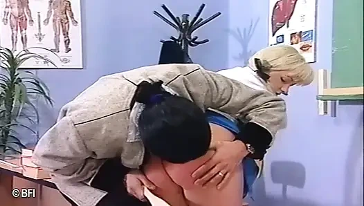 Ateşli gençlere özel şaplak atma