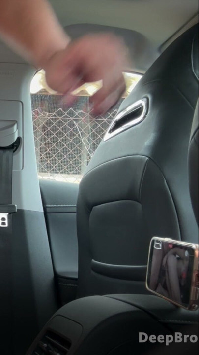Cómo preparar un coño para una follada dura en el coche. Spoiler: detrás de cámaras
