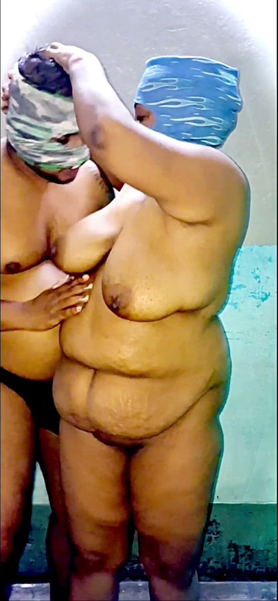 Sexe du corps du mari et de la femme et baisers et massage des seins avec de l'huile | Clip 1