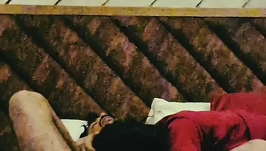 Неверная жена наслаждается в гостиничном номере с бойфрендом