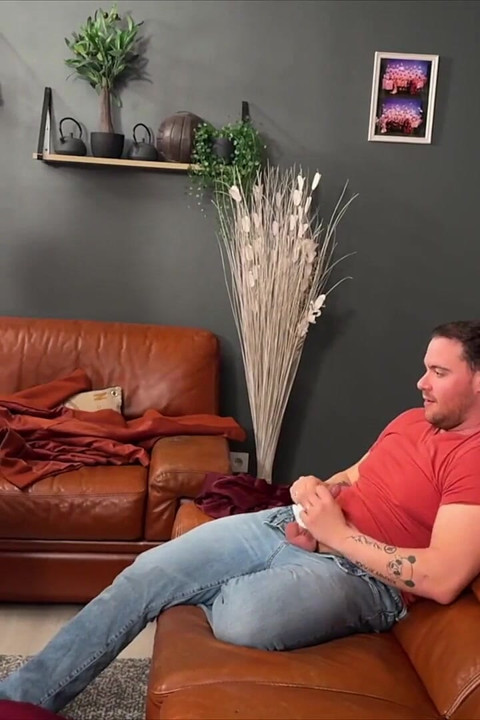 Krásná zrzka s velkými prsy přijde domů, aby se postarala o můj penis!