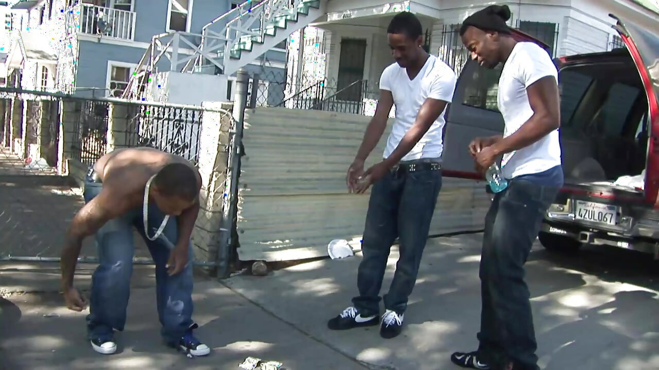 Сексуальна і цицькаста чорна повія їсть величезний чорний член