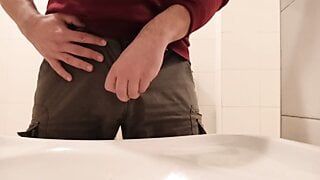 Meando en el lavabo de un baño público