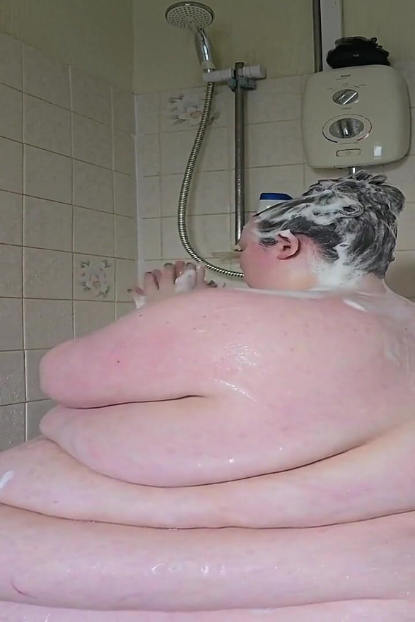 Une SSBBW se débat sous la douche