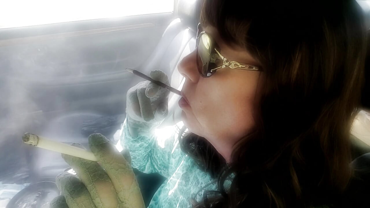 TS BI GILF that loves to smoke long cigarettes VS120 & More120 menthols in her car