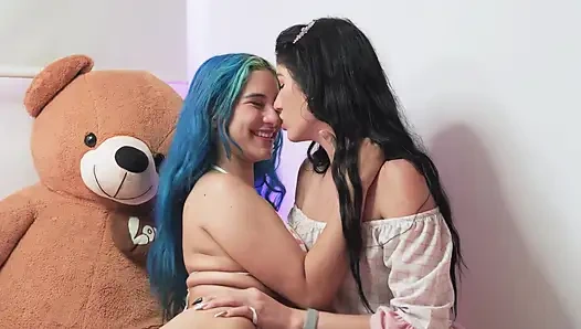 Ateşli Venezuelalı Yenifer Chacon ve Min Galilea sikişiyor