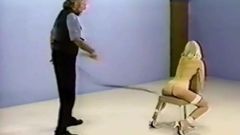 Si jalang retro di atas kerusi sebat