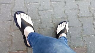 Я показываю свои ступни во время утренней прогулки по соседству