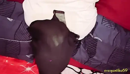 Volle Diskussion fickt binor bis zum Orgasmus und Sperma in der Muschi