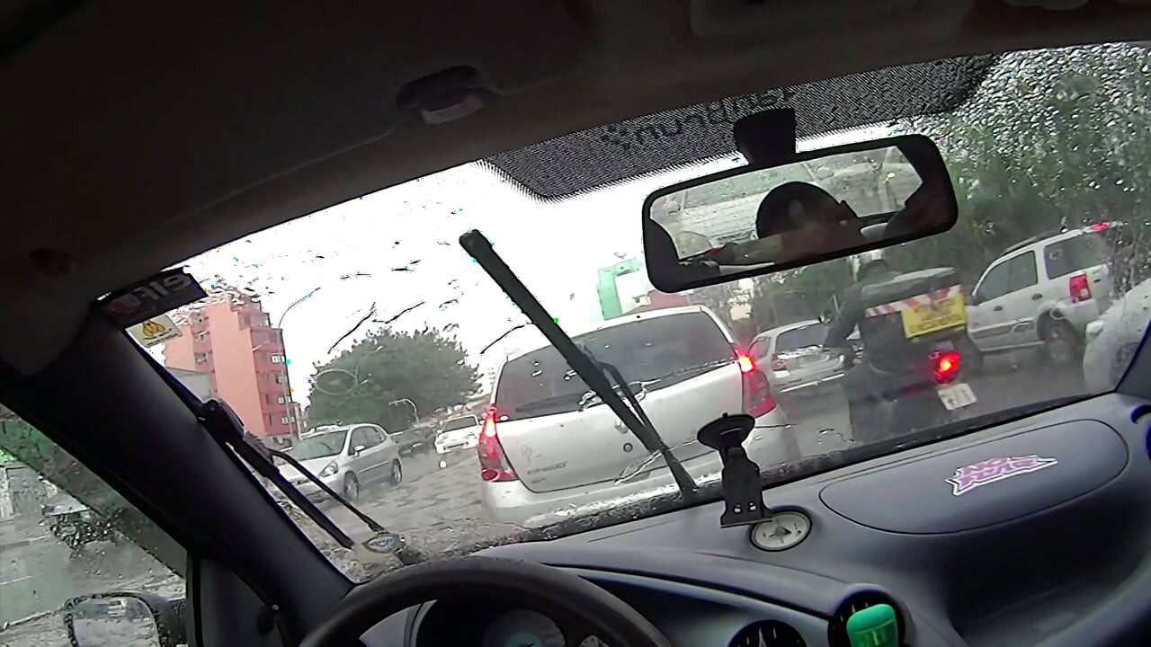 Arkadaşlar akneli bir kıza bindi ve ortodontik diş tellerini spermle doldurdu