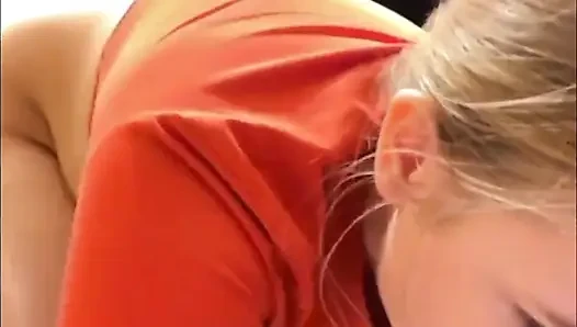 Cewek sange ini lagi asik fingering memeknya di ruang ganti baju