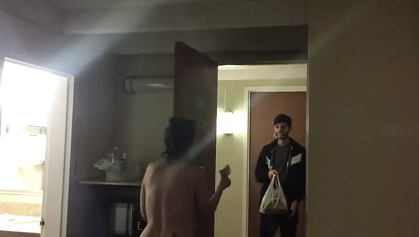 Khách sạn giao bánh pizza - khỏa thân táo bạo đĩ