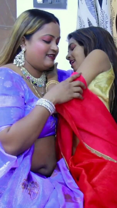 Нанд бхаби прави секс с банан, приятелката й го видя | Клип 1