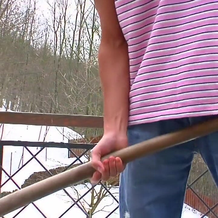 O gagică minunată cu țâțe naturale are șansa de a linge mingea în timp ce două futai