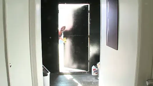 Cewek rambut pirang dengan sepatu hak tinggi lagi asik muasin kontol pria berotot