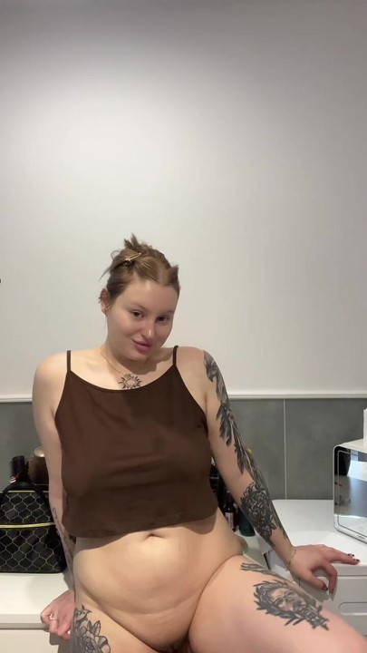 Utangaç değilsin, değil mi? OnlyFans'ta bana yazdığını kanıtla