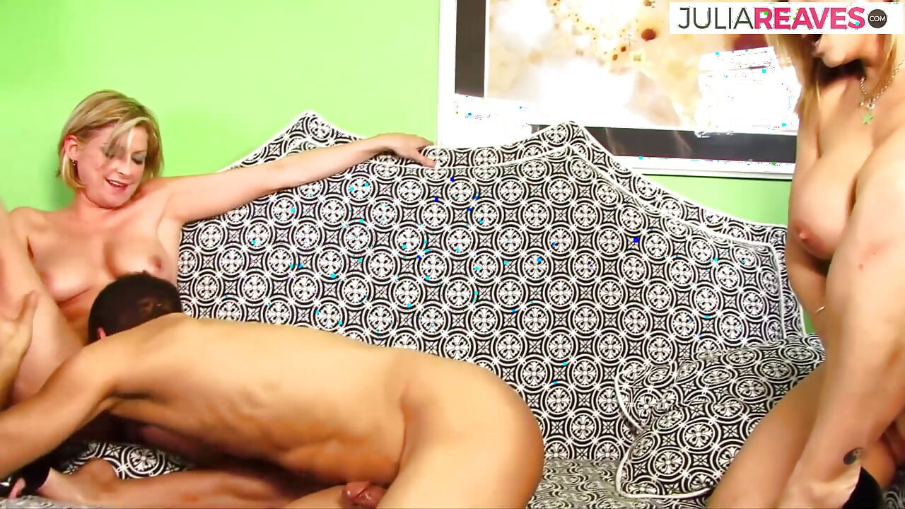 Kåta MILFS suger en monster kuk och knullas i tur och reda på en spermasprut