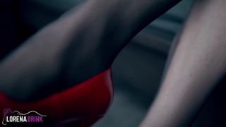 Красный высокий каблук с открытым носком в туфлях и колготках
