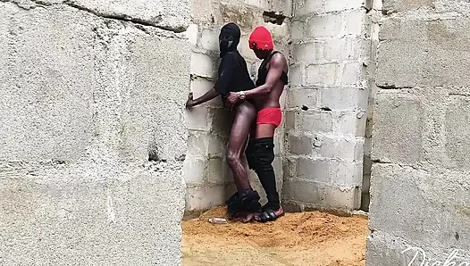 Zenci sümüklü beli tamamlanmamış bir binanın duvarına sikiliyor