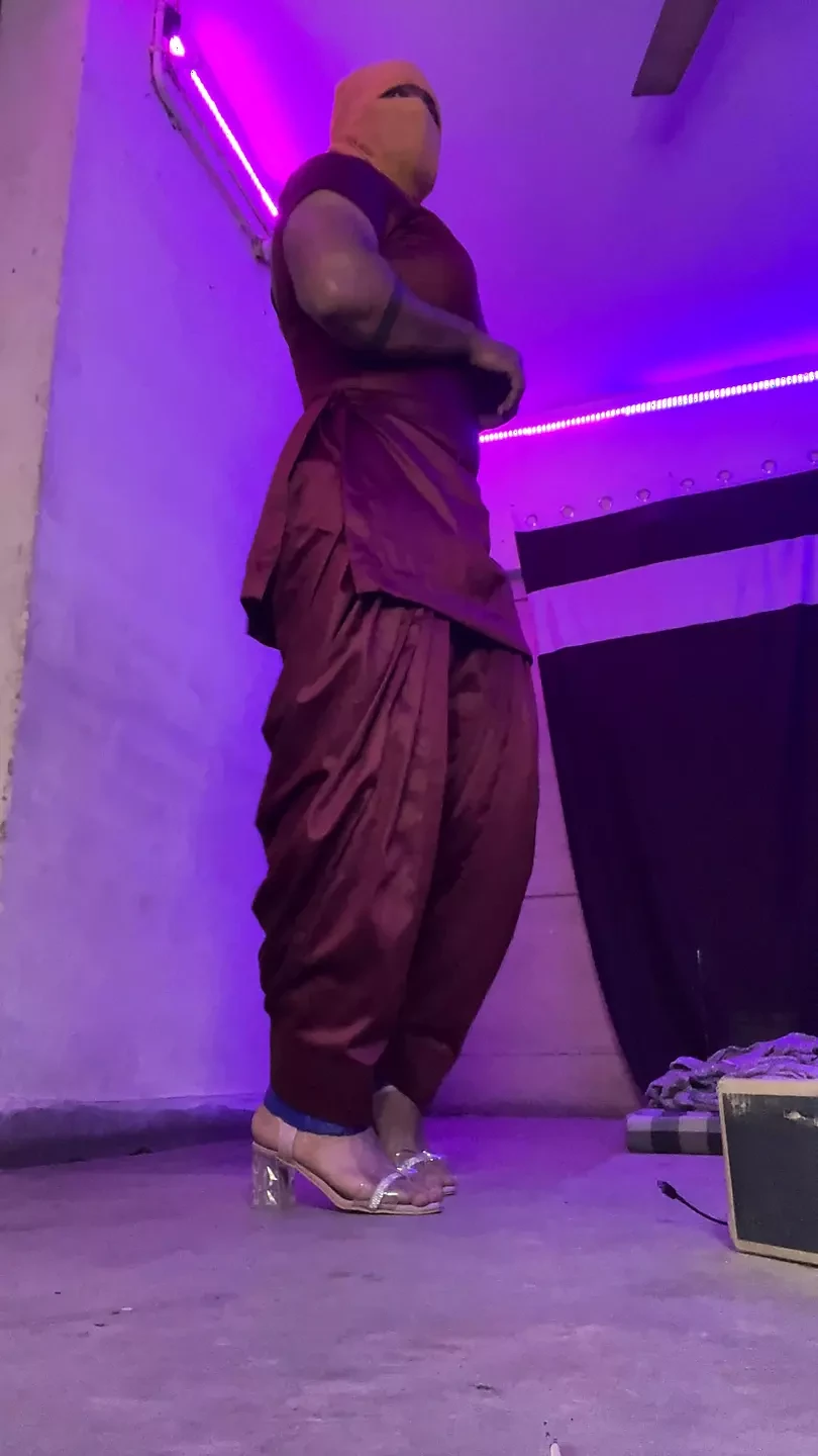 Crossdresser indio apretado de seda salwar traje ropa brillante