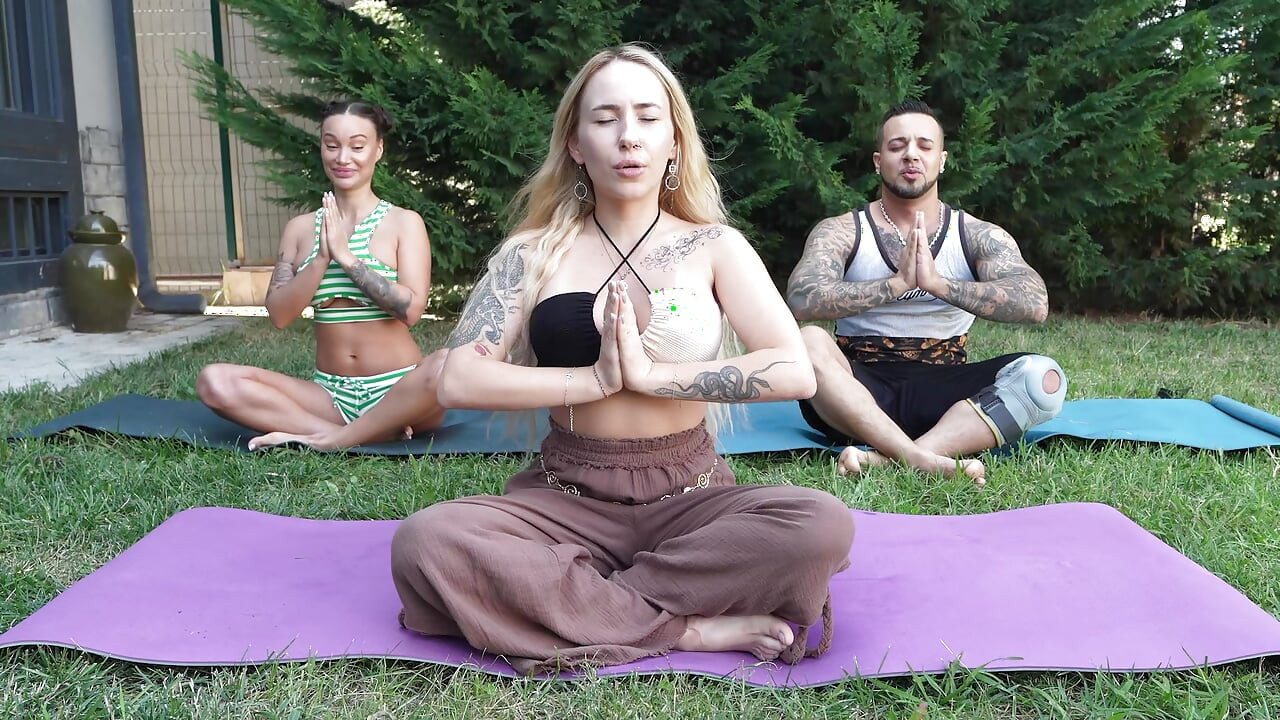 Eine Lustvolle Yoga-meisterin Bella Mur Putzte Die Jungs Von Paaren Monika Fox Und Jack23!
