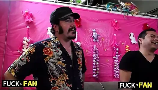 Ralph'in dev yaraklı memesi Samantha'yı sikerken Carlos Siri'nin göğüslerini sikiyor!