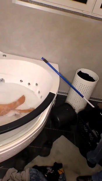 Stunning moment from "Geiles Teen im Badezimmer gefickt"