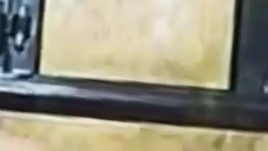 Hintli kadın büyük yaraklı bir makine gibi sert sikişiyor