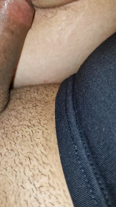 Sexo escondido por visita en casa