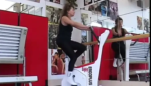 Dewasa terangsang di gym mencoba merayu pelatihnya