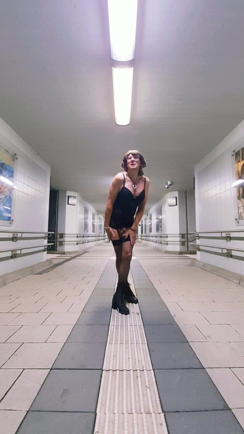 Sissy carina offentlig show i lingerie på togstasjonen