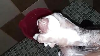 Un tip frumos își bagă tot corpul într-o ejaculare și trimite videoclipul pentru mami lui de zahăr