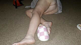 Ona me zadirkuje nogama i tabanima pre nego što joj nabijem kurac u usta