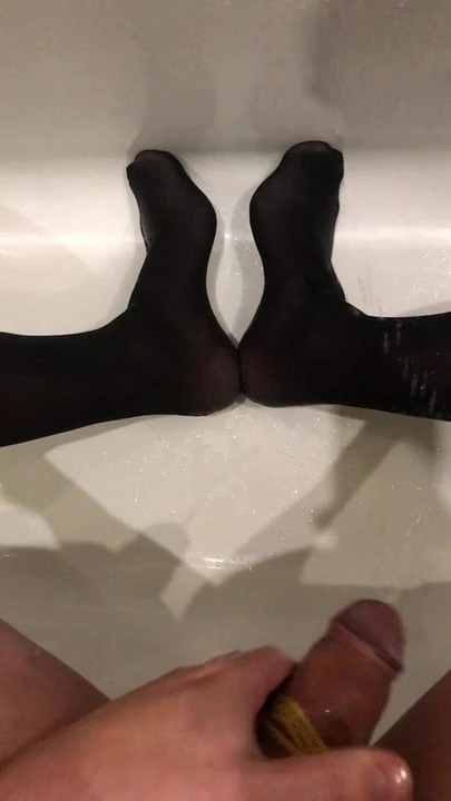 Wet feet in the bath
