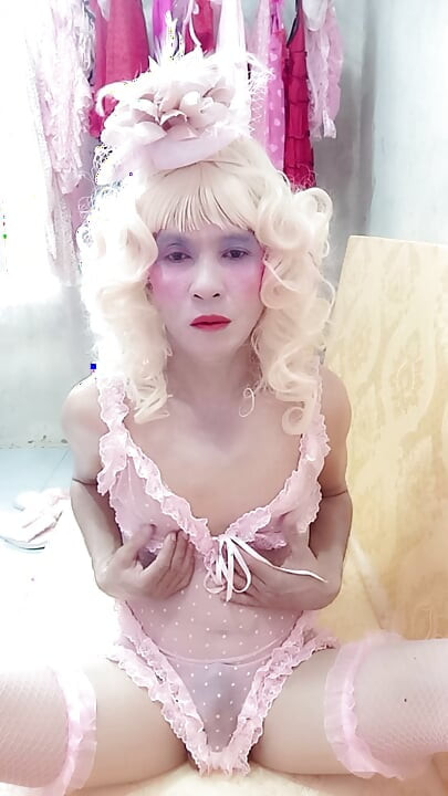 Oanh Le transgênero vestindo roupas pornô sensuais brincando com uma lata falsa
