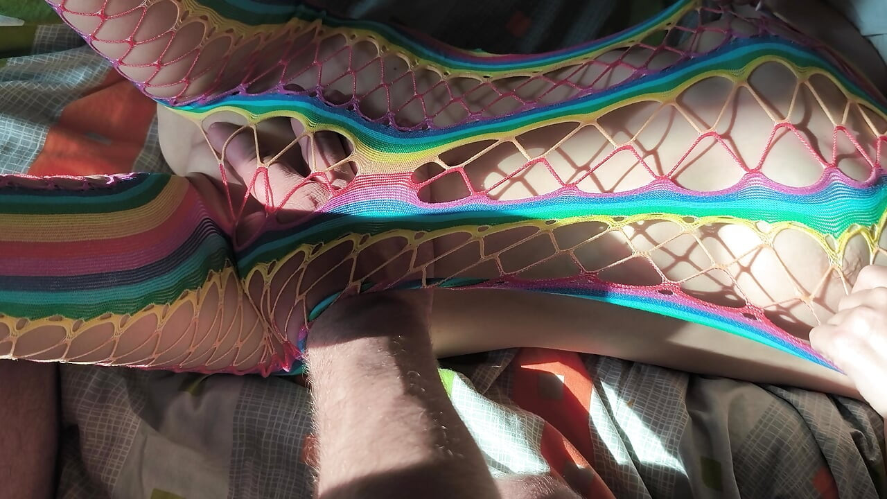 性感裝扮的繼妹讓我摸她緊緻的處女小穴，並跟隨她的輪廓