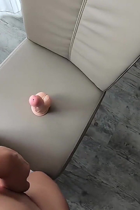 Lief meisje stript om haar dildo te berijden